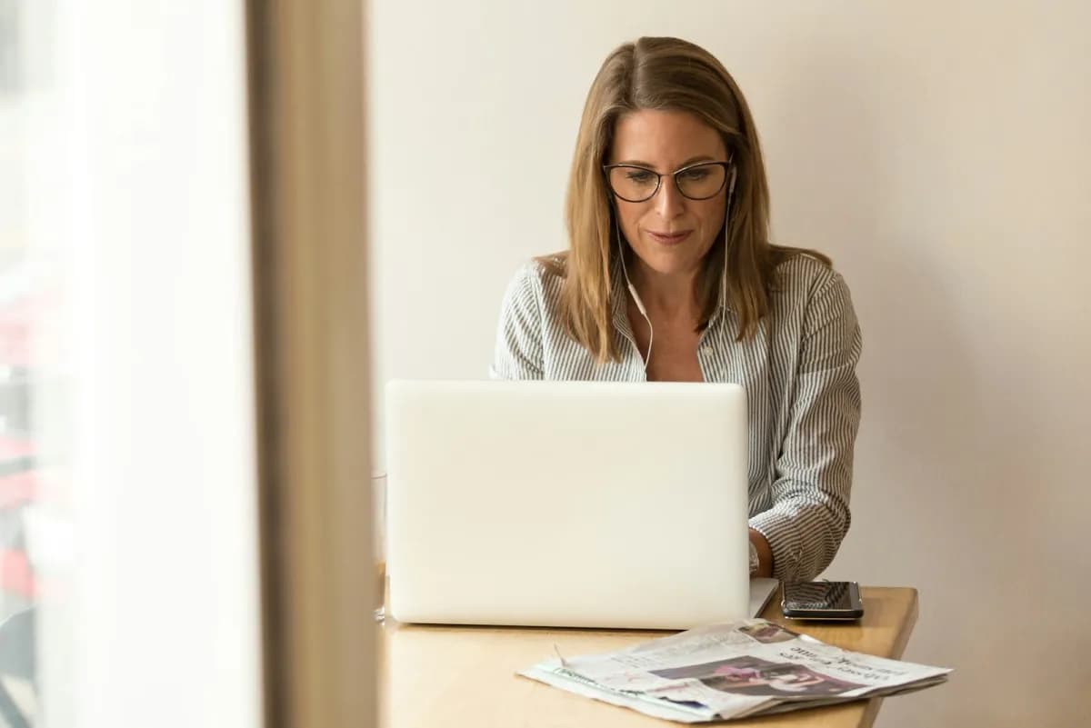 Locul de muncă în pontaj: birou, acasă sau la client, cu raport lunar